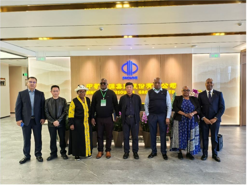 津巴布韦马斯温戈省省长一行到访BG大游资源集团总部